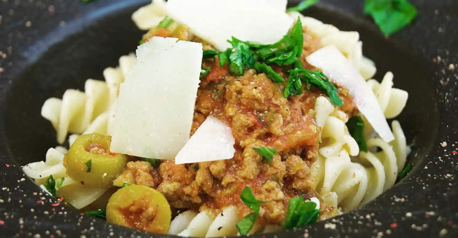 Pasta mit Fleischsoße und Oliven